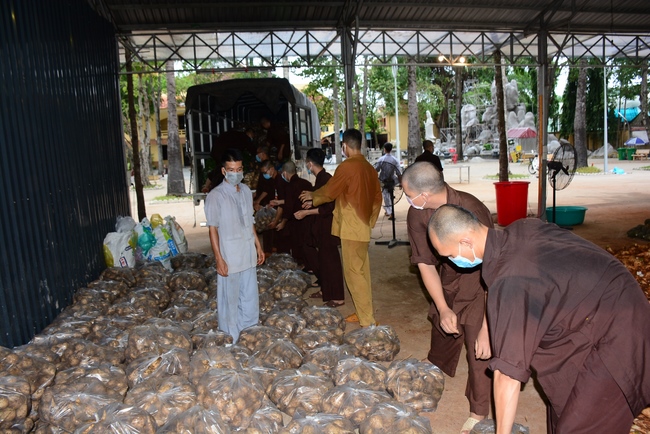 Chùa Hoằng Pháp: Tiếp tục hỗ trợ người dân khó khăn trong đại dịch Covid (đợt 8)